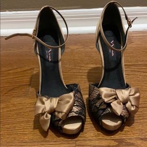 Nina New York Gold & Black satin Peep shoes sz 8.5